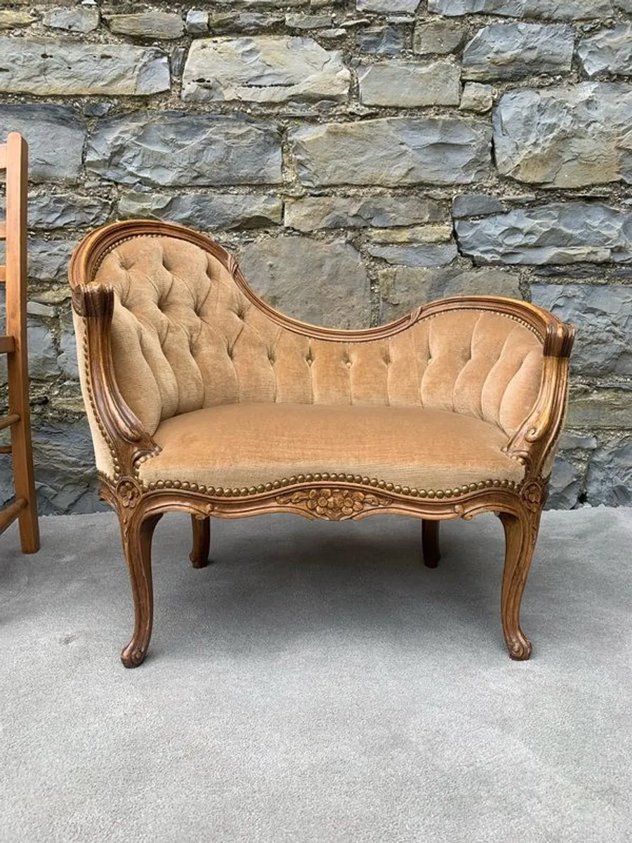 Victorian walnut Childs Conversation Sofa. - Image 1