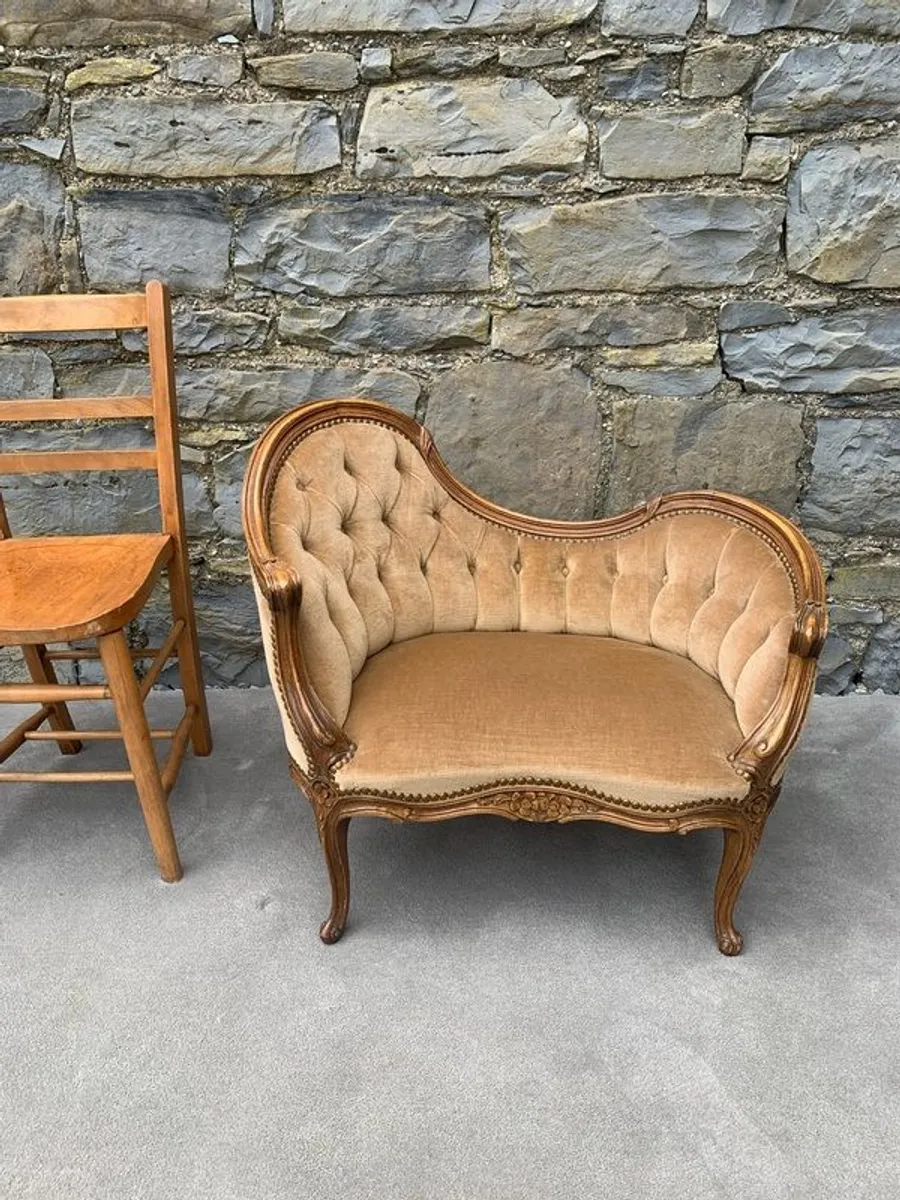 Victorian walnut Childs Conversation Sofa. - Image 2