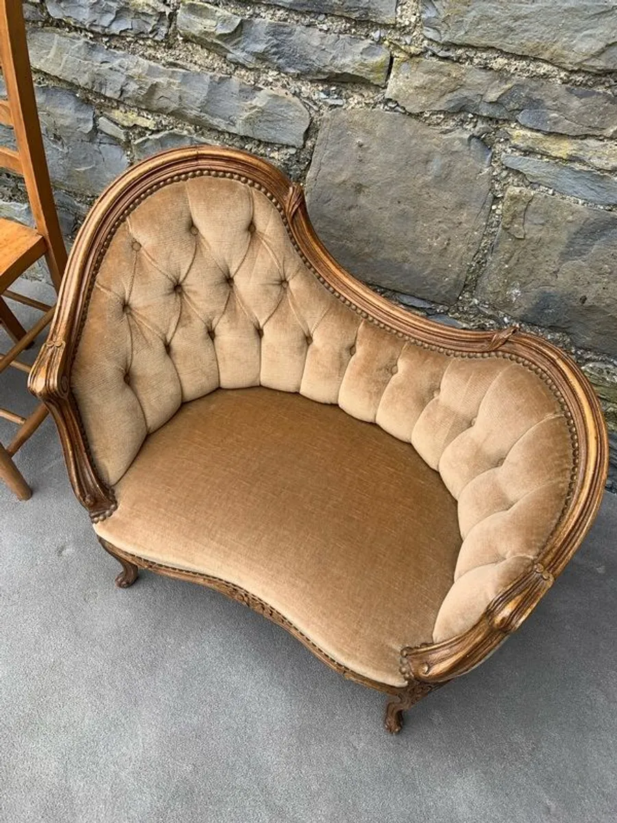 Victorian walnut Childs Conversation Sofa. - Image 3