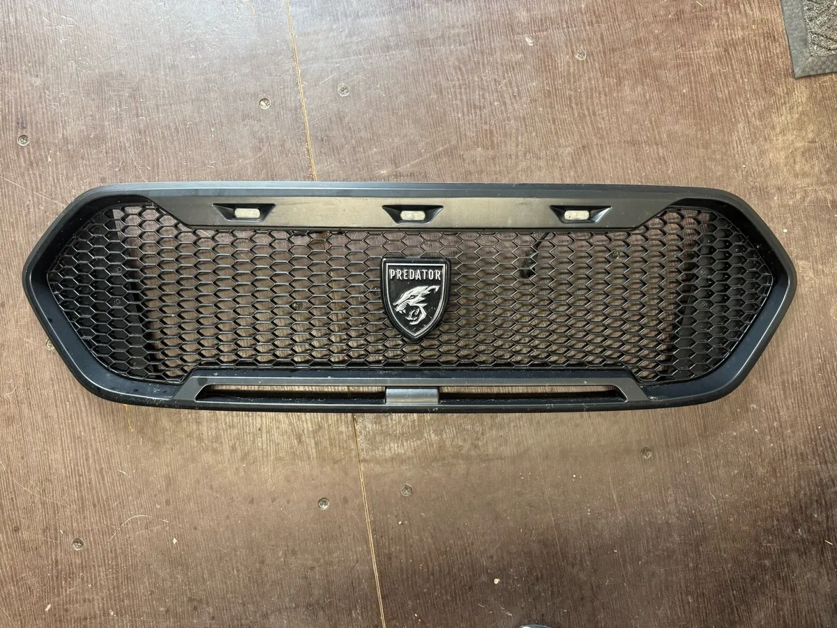 Transit Custom Predator Grill With LEDs - Image 2