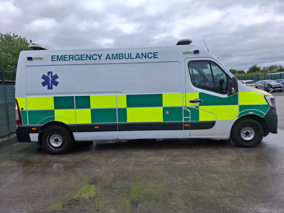 211 Renault Master  Ambulance  3T5 EVI  2.3 Diesel - Image 2