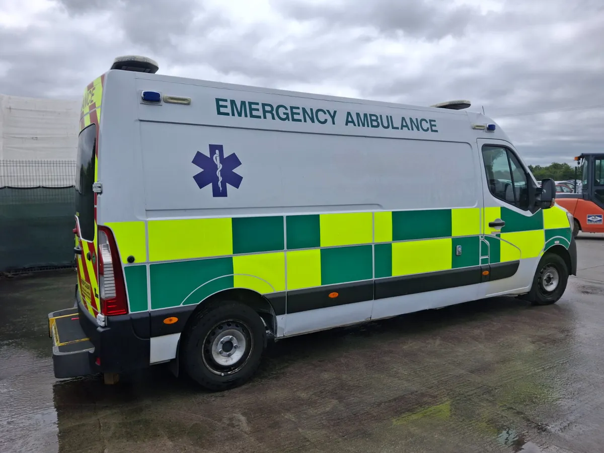 211 Renault Master  Ambulance  3T5 EVI  2.3 Diesel - Image 4