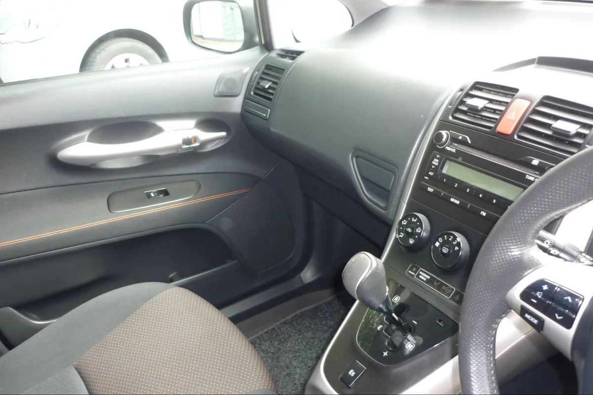 Toyota Auris 2011 - Image 2