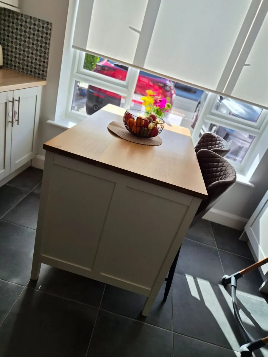Kitchen island with 2 high chairs (leather) - Image 4