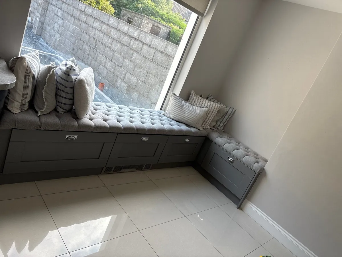 Upholstered window seat - Image 1