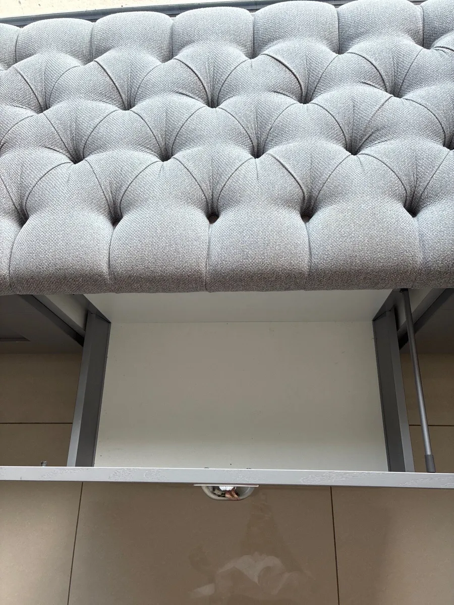 Upholstered window seat - Image 2