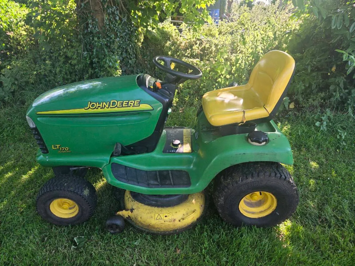 John Deere LT170 ride on lawnmower - Image 1
