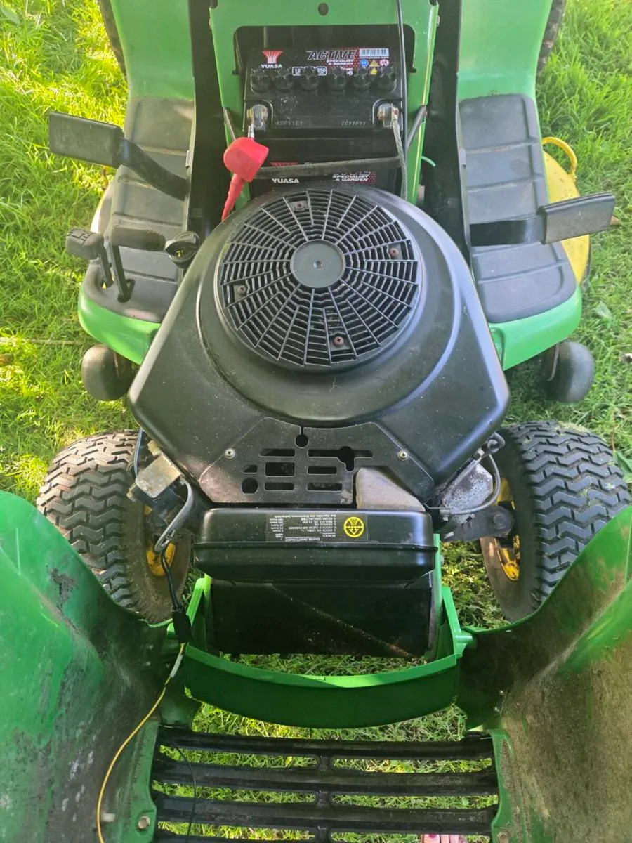 John Deere LT170 ride on lawnmower - Image 2