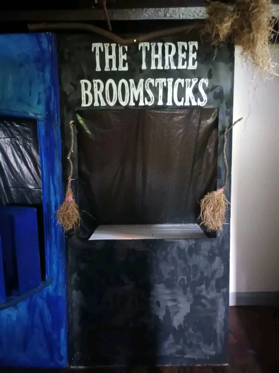 Stage set props from hary potters diagon alley - Image 1