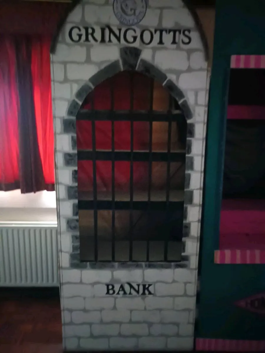 Stage set props from hary potters diagon alley - Image 3