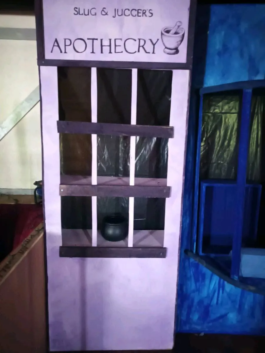 Stage set props from hary potters diagon alley - Image 4