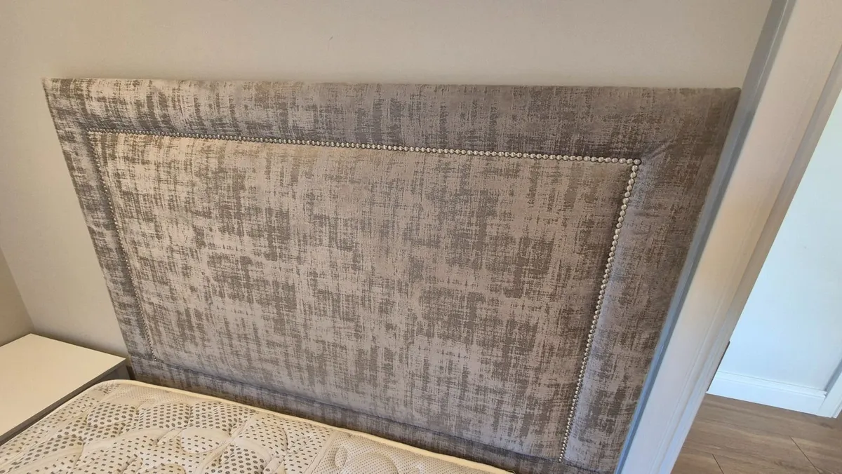Bed frame and mattress - Image 4