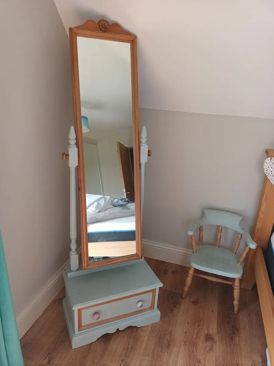Stand up pine painted mirror with drawer - Image 1