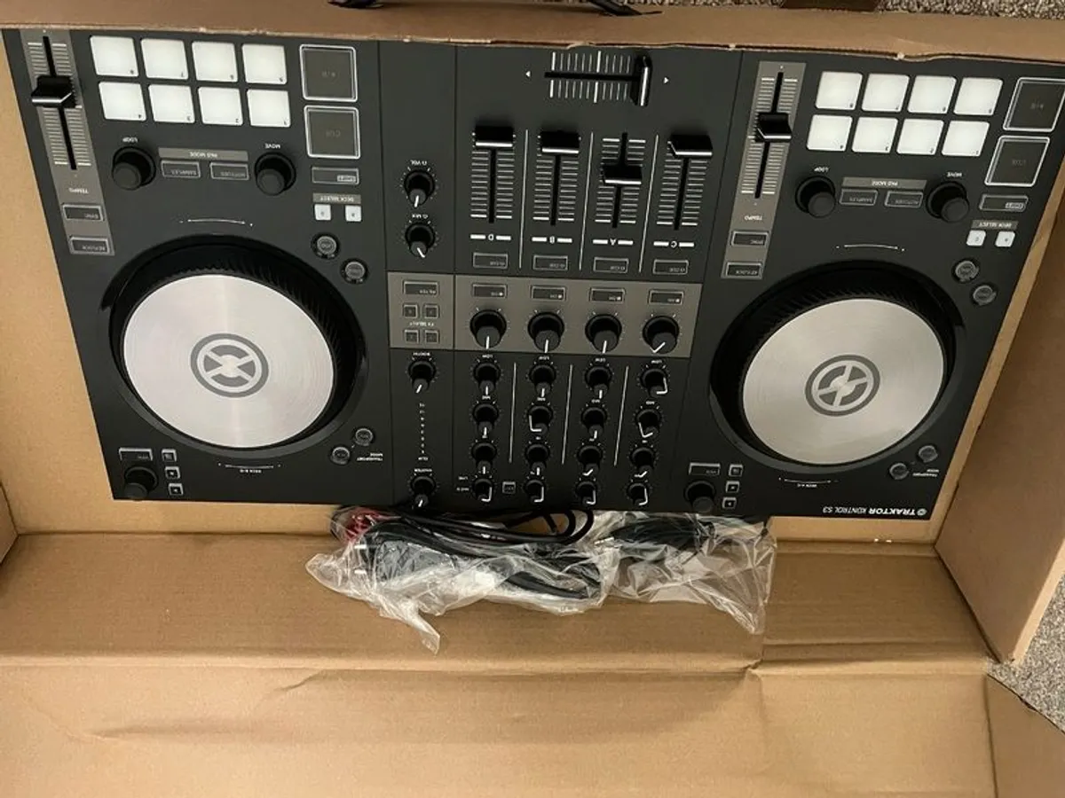 S3 Traktor Controller Never Used - Image 3