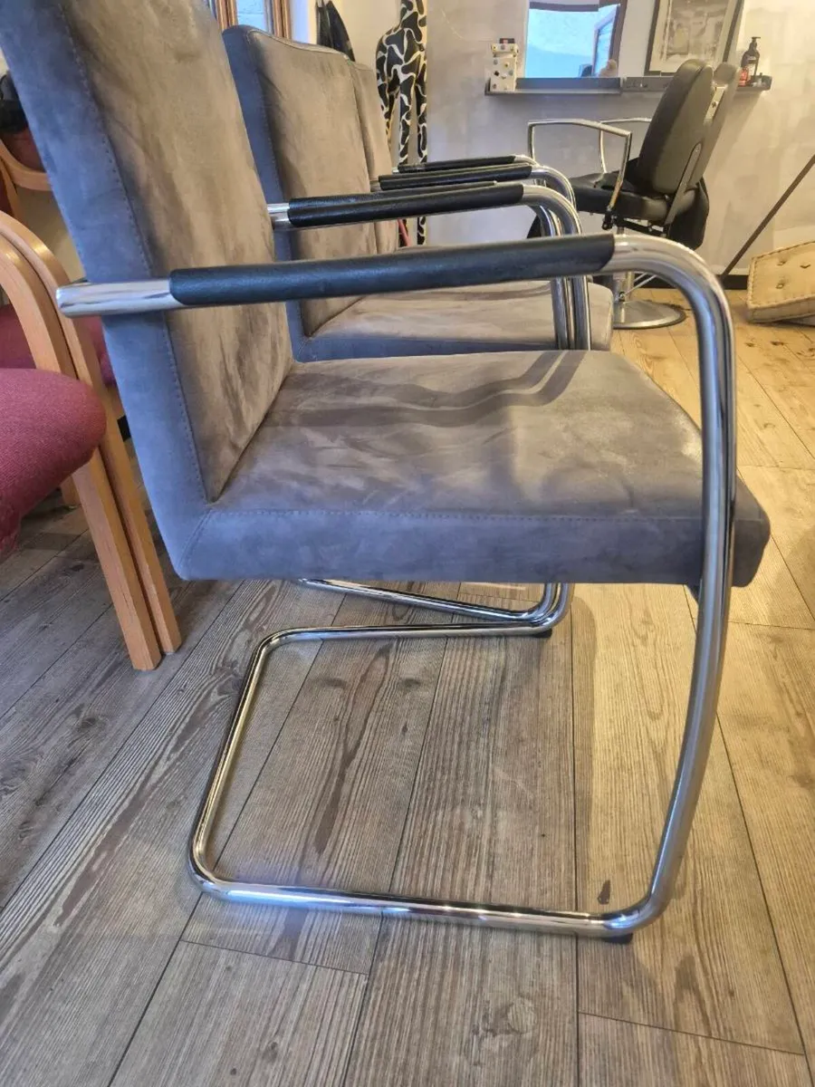 5 matching grey chairs - Image 3