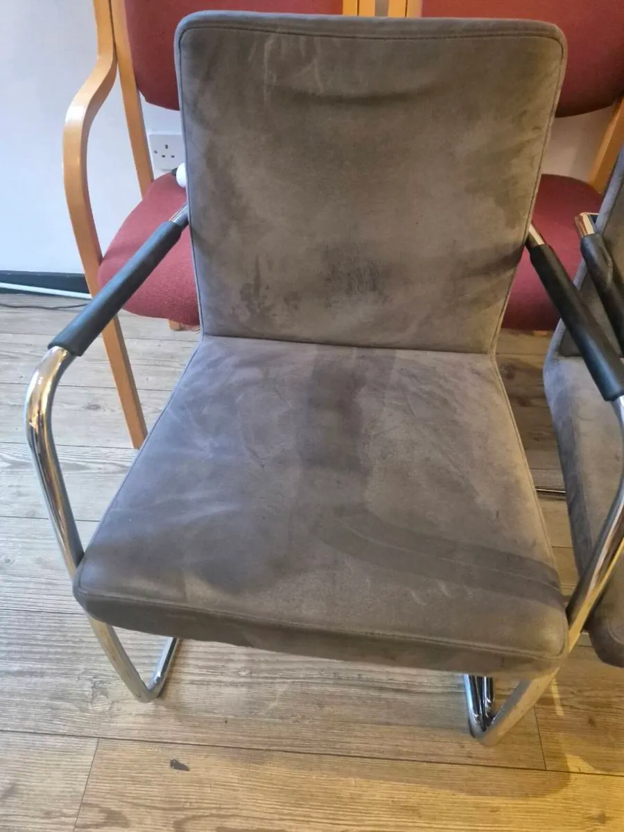 5 matching grey chairs - Image 4