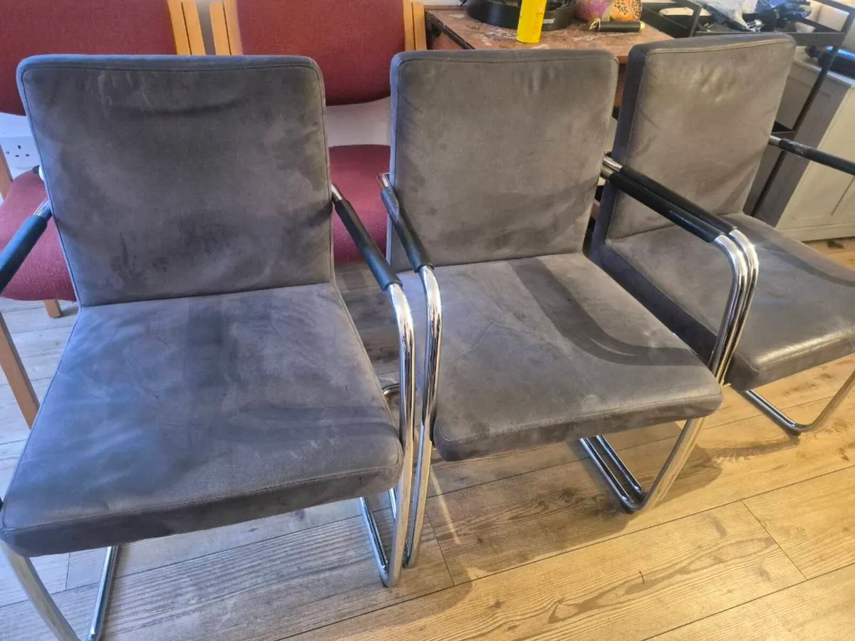 5 matching grey chairs - Image 1