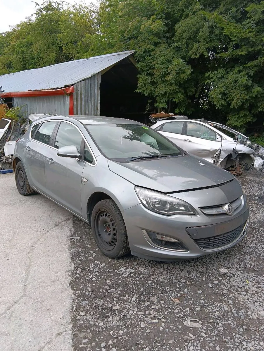 Breaking Opel astra 2010 petrol - Image 1