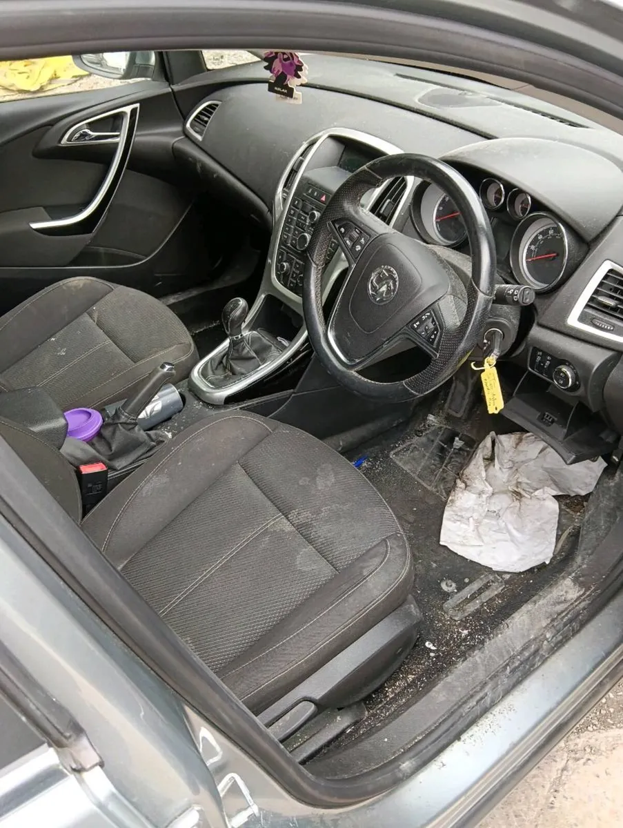 Breaking Opel astra 2010 petrol - Image 3
