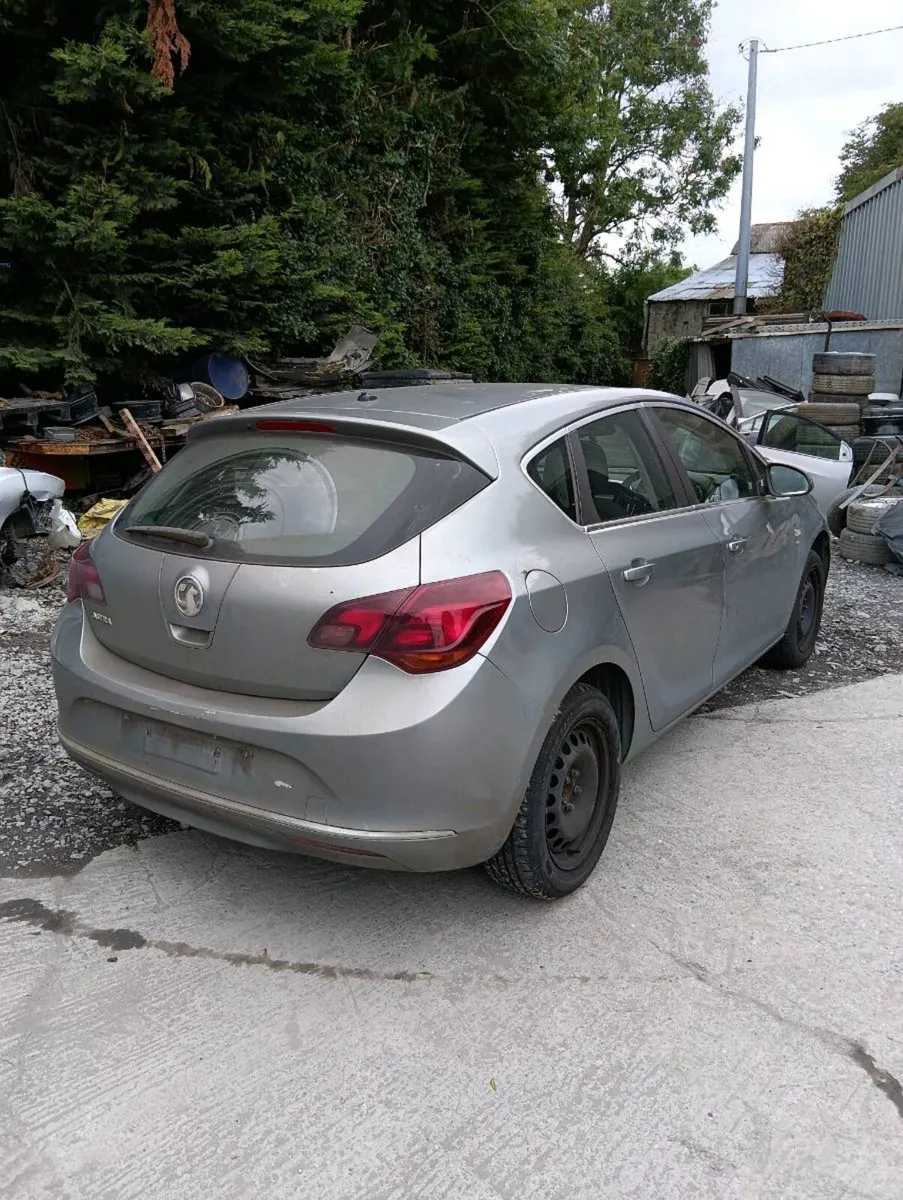 Breaking Opel astra 2010 petrol - Image 4