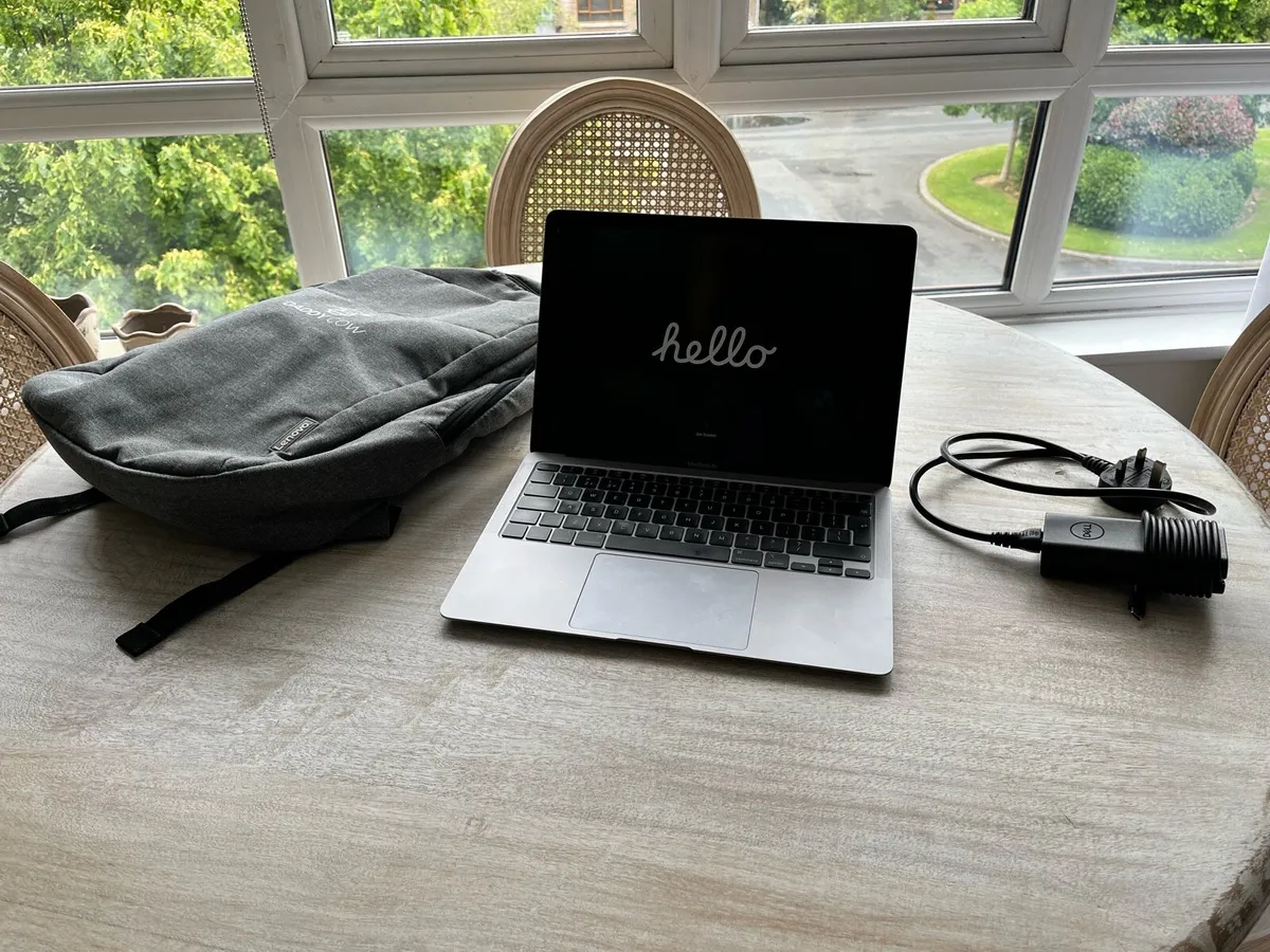 MACBOOK AIR 13" 2020 INTEL i7, VERY GOOD CONDITION - Image 1