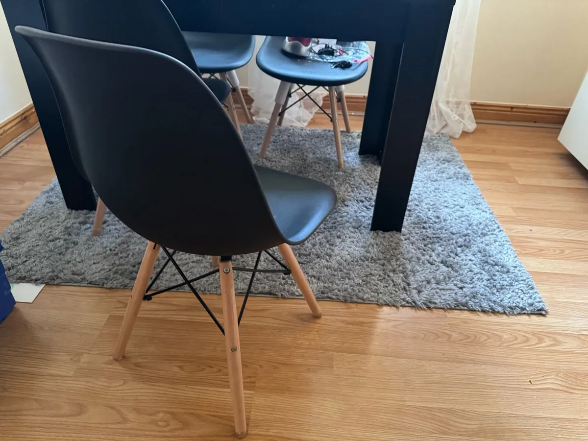 Kitchen table with 4 chairs- optional carpet - Image 3
