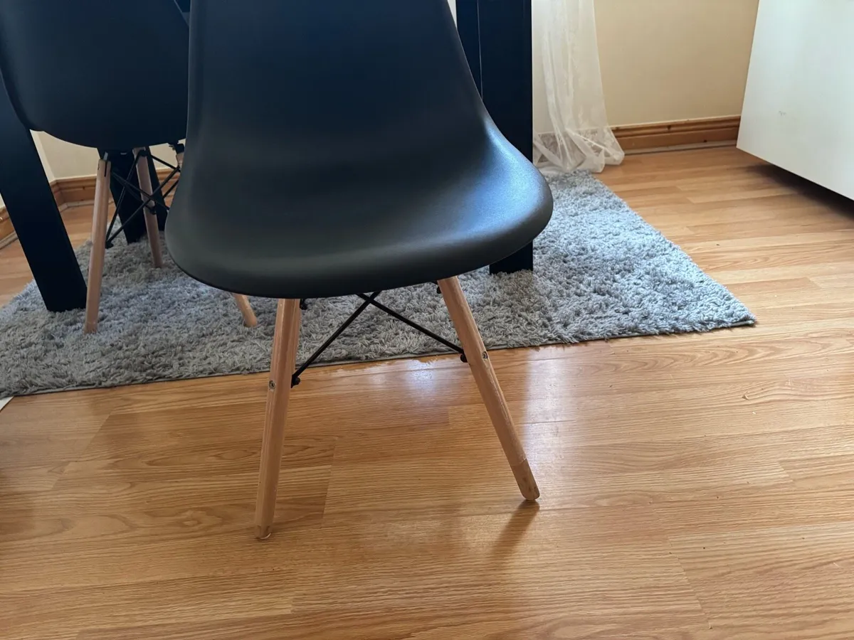 Kitchen table with 4 chairs- optional carpet - Image 4