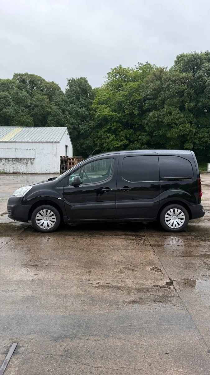 2019 Black Citroen Berlingo - Image 2