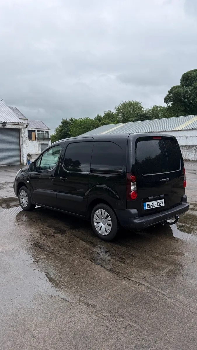 2019 Black Citroen Berlingo - Image 3
