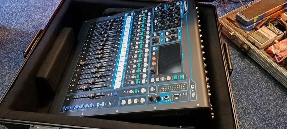 Allen Heath QU16 Digital Desk - Image 1
