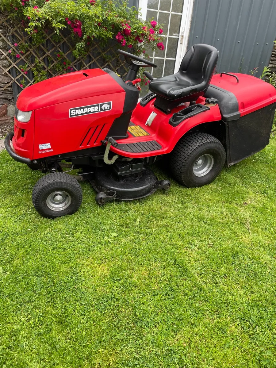 Ride on lawnmower - Image 1