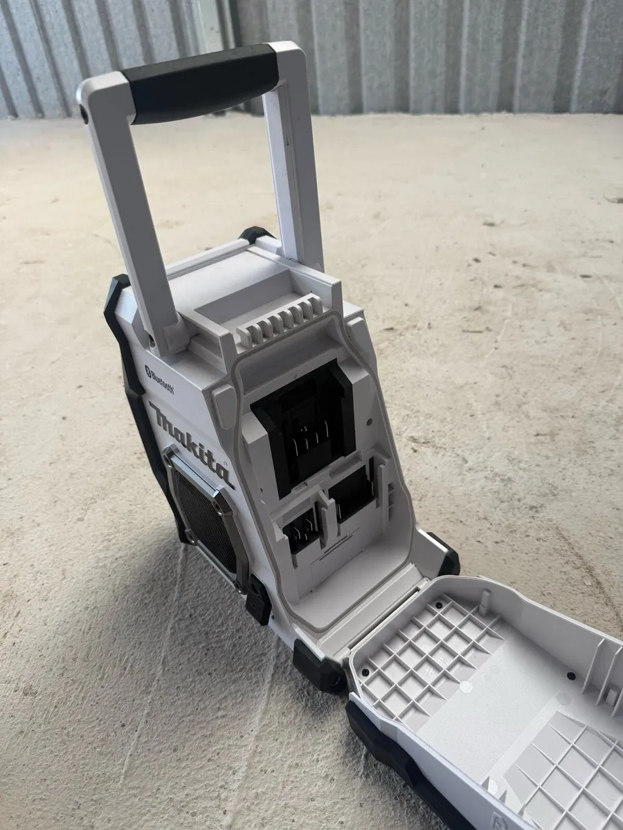 Makita Bluetooth Site Radio - Image 2