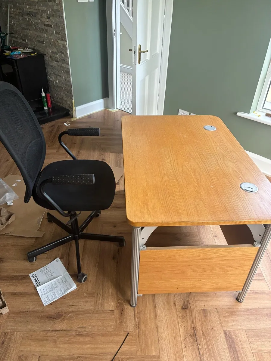 Office desk and chair - Image 1