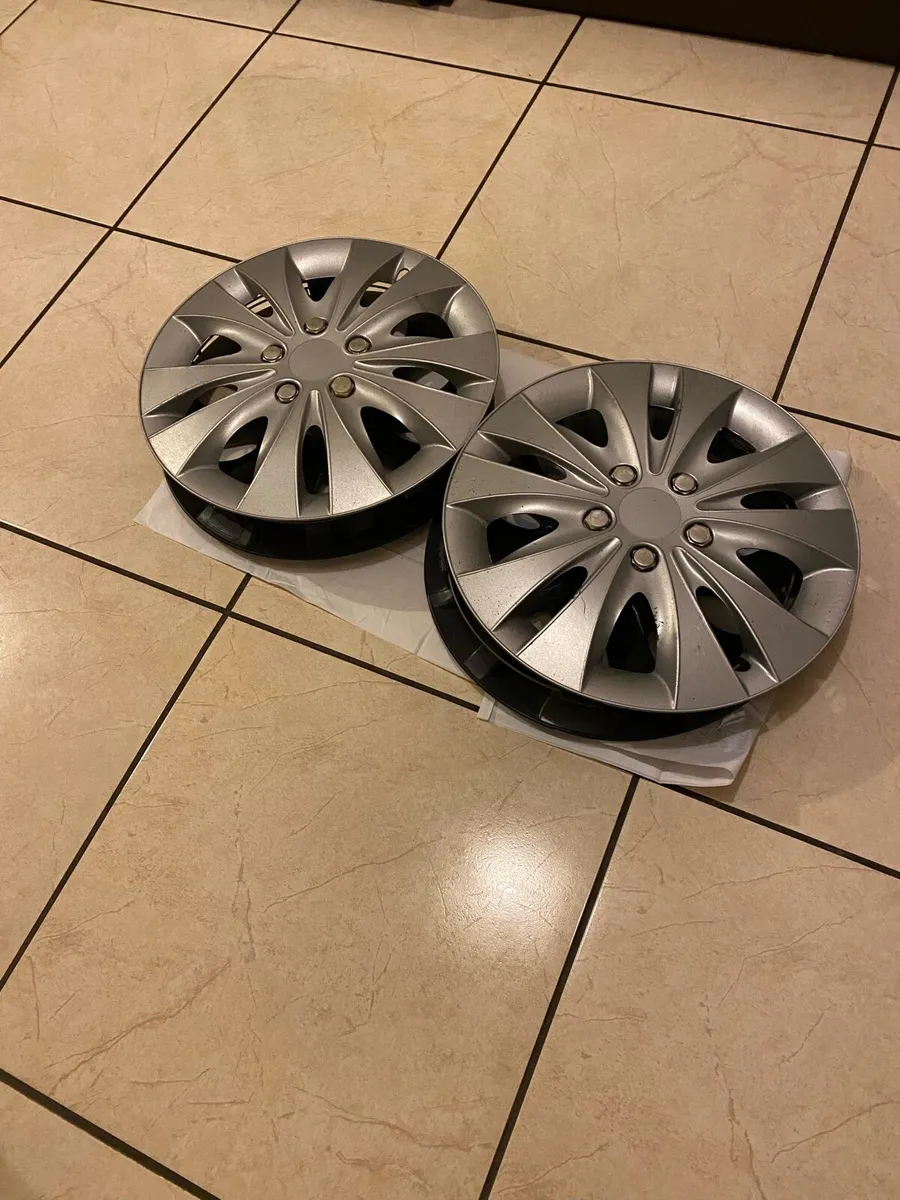 Set of 4 Hubcaps in NEW Condition - Image 3
