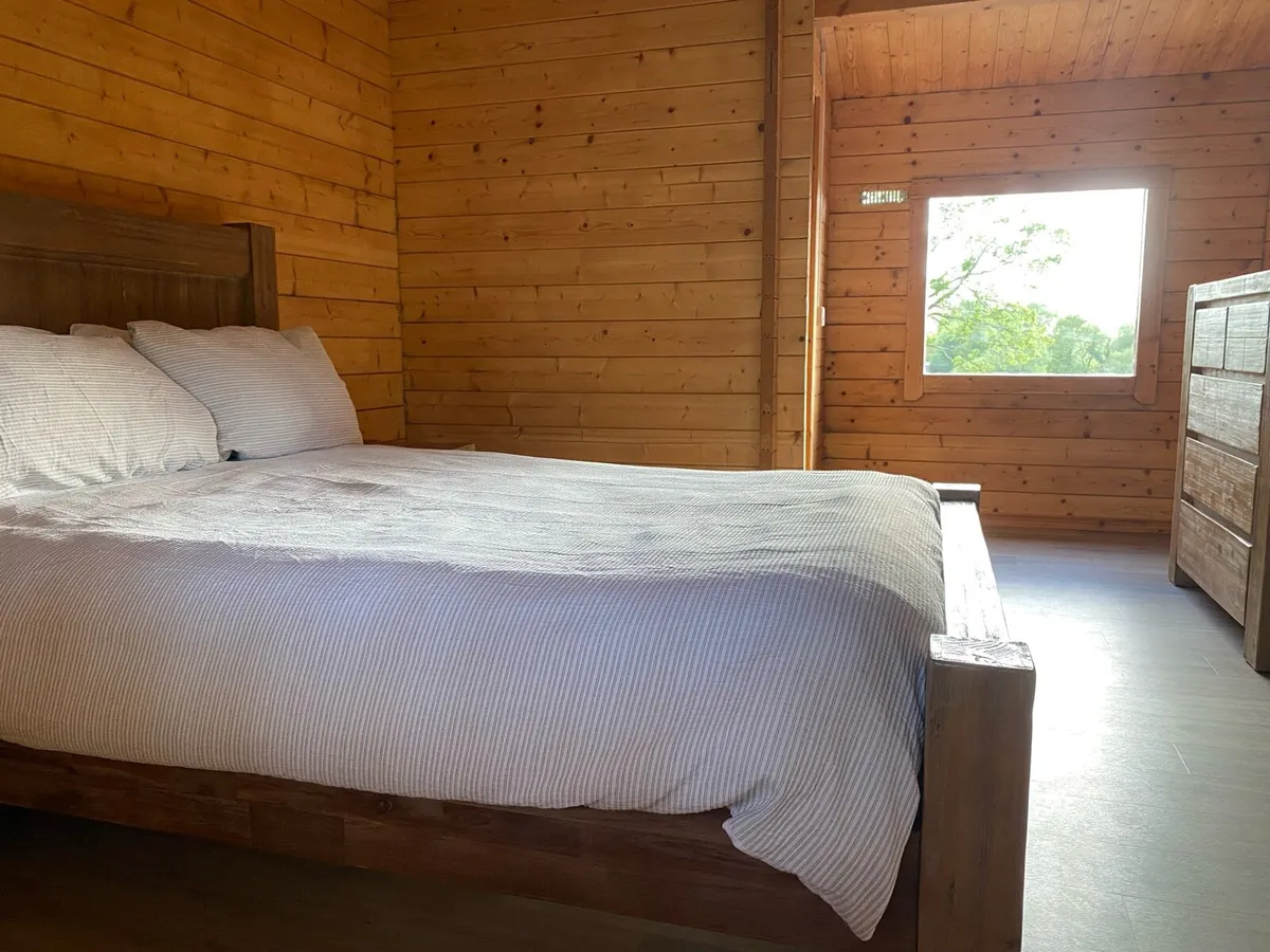 Log Cabin & Chalet both 1bed 1 bath V94 PX98 - Image 4
