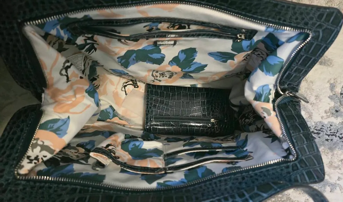 GUESS handbag and wallet - Image 4