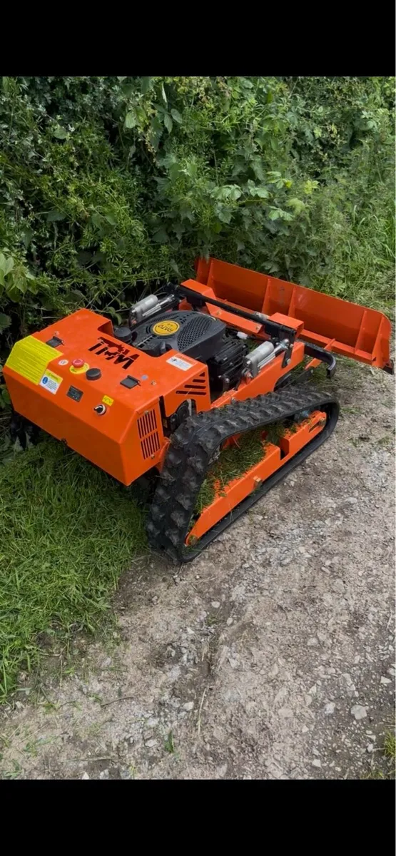 TPM 24 volt radio controlled tracked lawnmower - Image 1