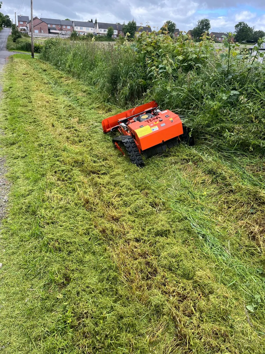 TPM 24 volt radio controlled tracked lawnmower - Image 4