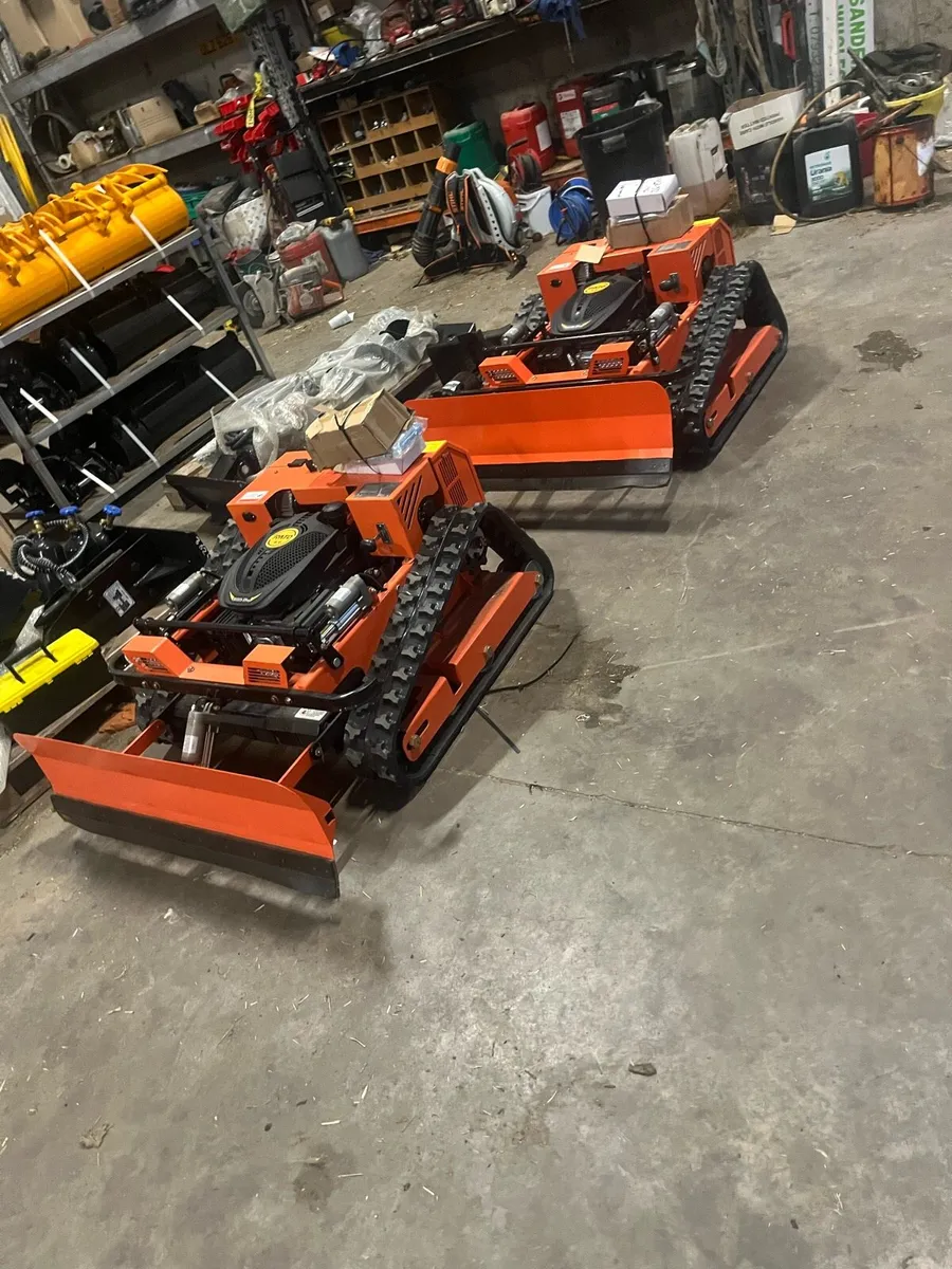 TPM 24 volt radio controlled tracked lawnmower - Image 1