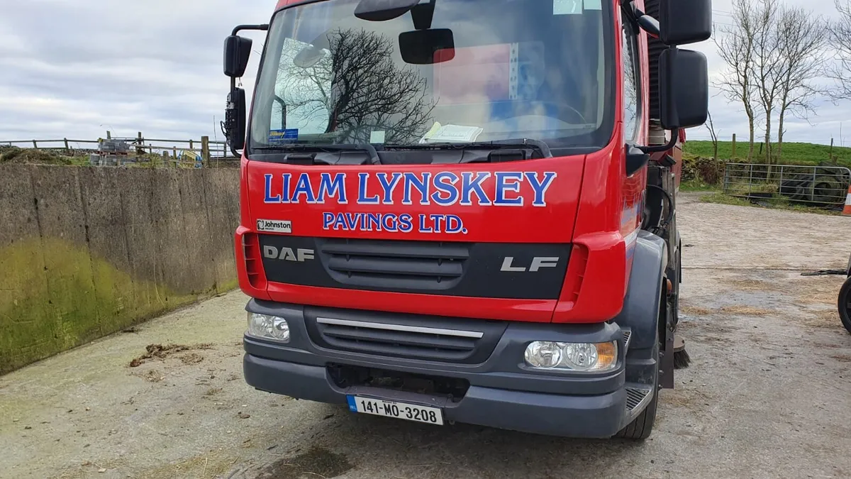 Road sweeper - Image 1