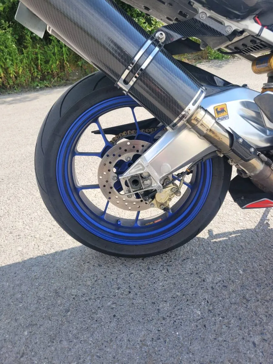 Aprilia rsv 1000 factory r - Image 2