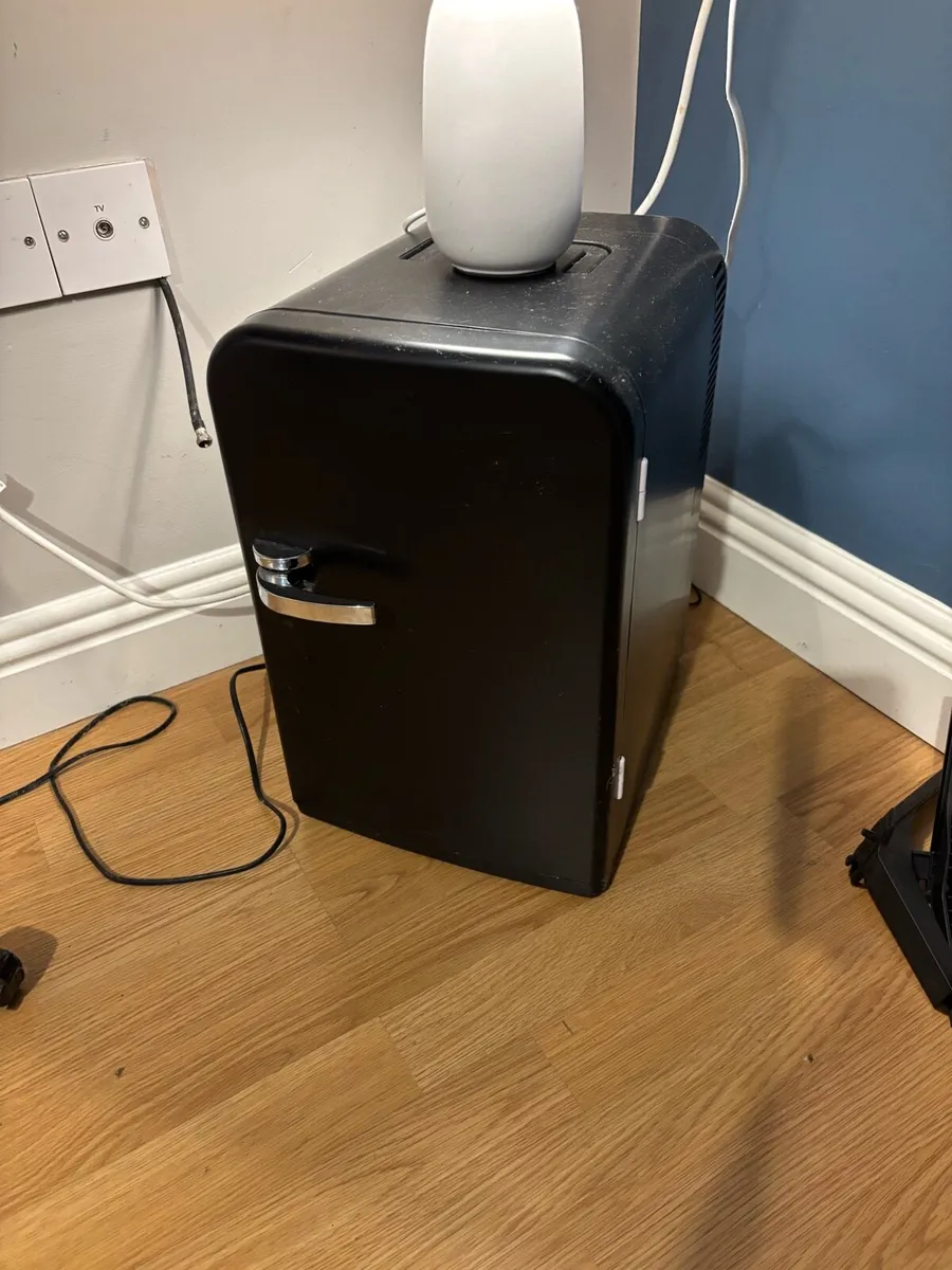 Mini fridge - Image 1