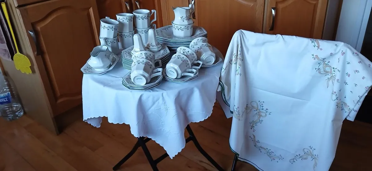 ETERNAL BEAU CROCKERY/Matching  table cloth - Image 1