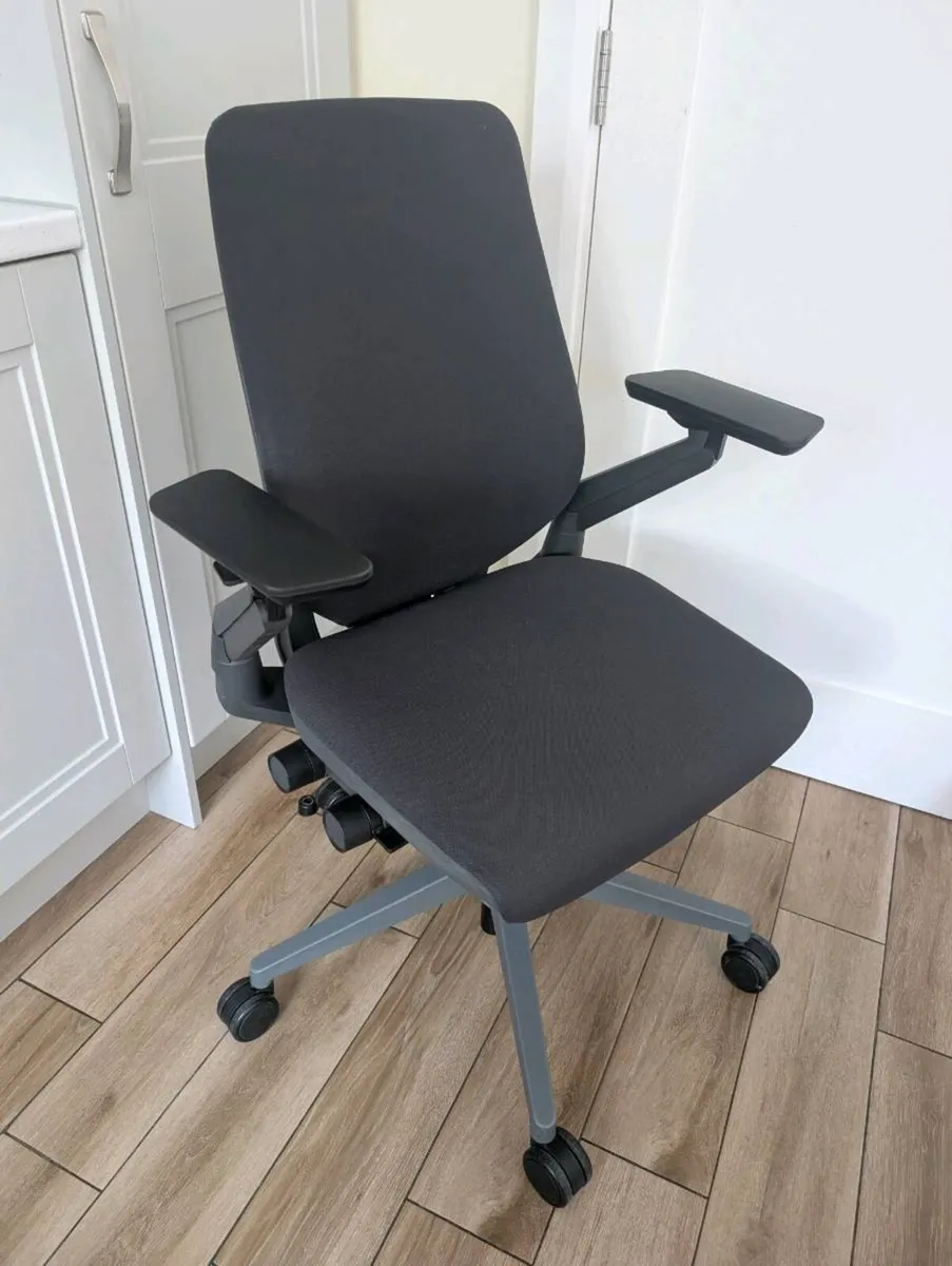 Ergonomic office chair - Image 1