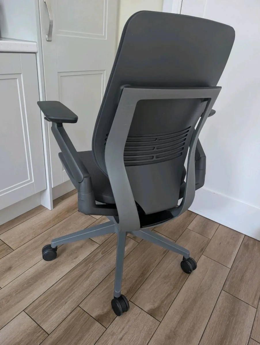 Ergonomic office chair - Image 4