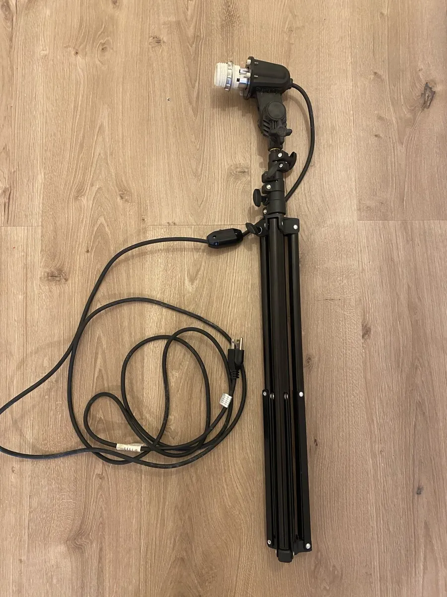 Westcott Basics Softbox Lighting Kit with Stand - Image 3