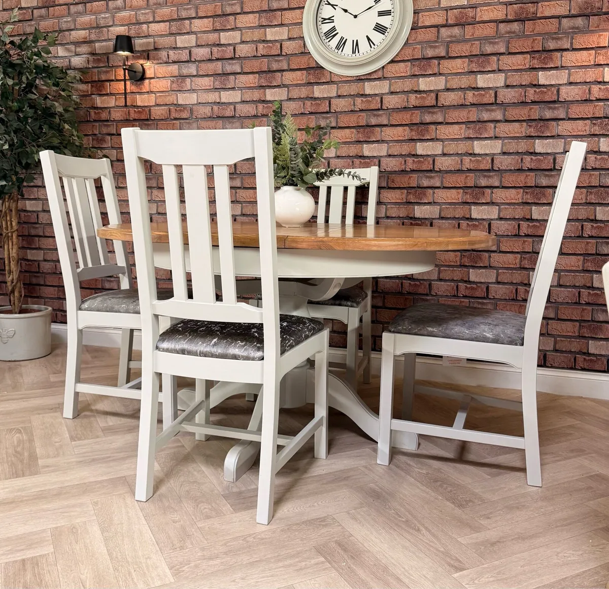 LOIRE round oak kitchen table & 4 chairs - Image 1