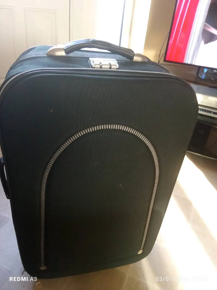 Suitcase mint condition on wheels 25 euro - Image 1