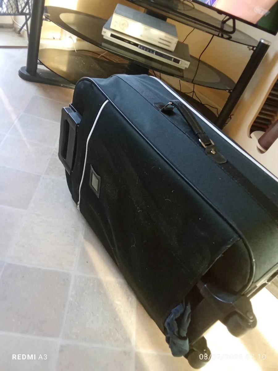Suitcase mint condition on wheels 25 euro - Image 2