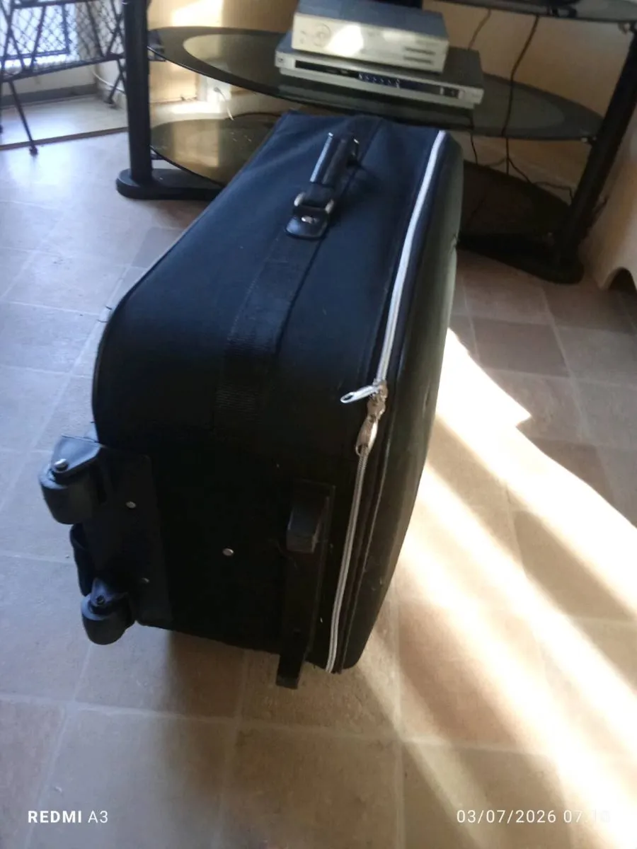 Suitcase mint condition on wheels 25 euro - Image 3